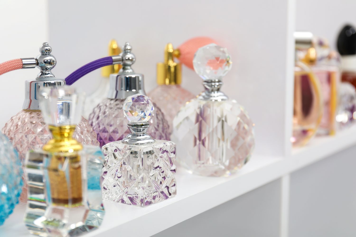 Women's perfumes in the price range of several thousand baht.